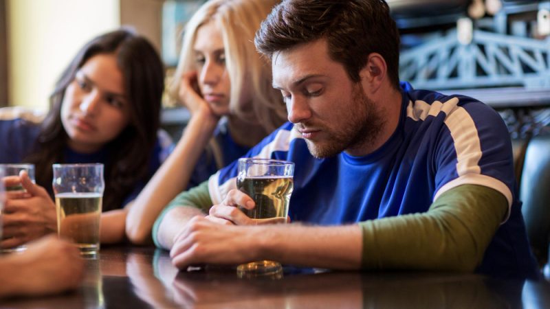 Studiu: Femeile și bărbații consumă la fel de mult alcool