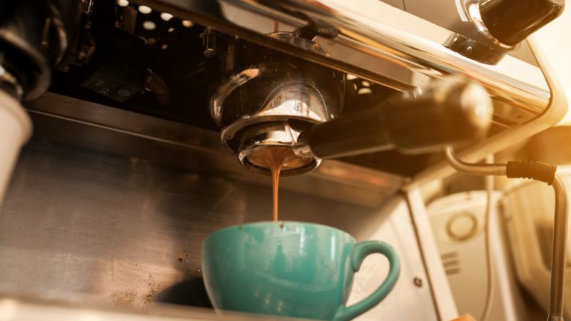Ghidul complet pentru alegerea aparatului de cafea potrivit: Tot ce trebuie să știi