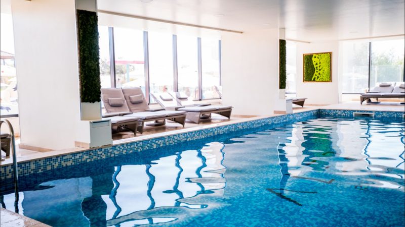Distracție pentru toată familia: Alege un hotel cu piscină în Mamaia