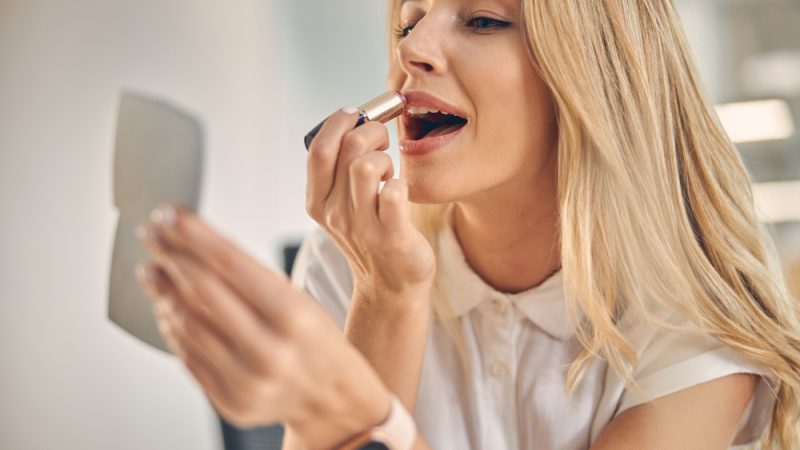Cum să aplici corect rujul metalic pentru un look modern
