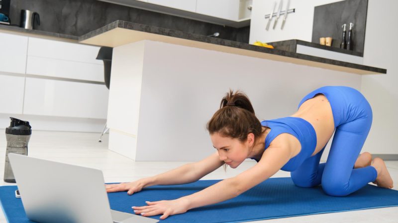 Cum să îți îmbunătățești postura prin exerciții de întindere