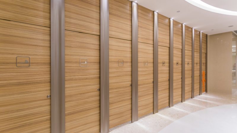 Soluții de depozitare ascunsă pentru holuri înguste