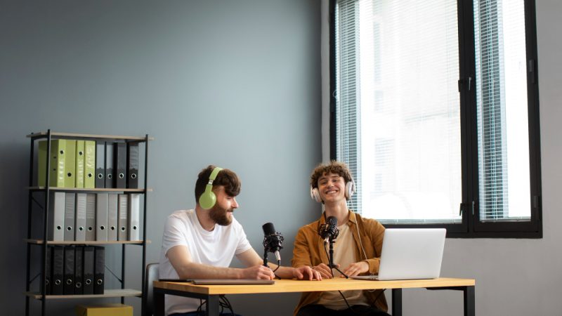 Cum transformi un colț de casă într-un studio de podcast