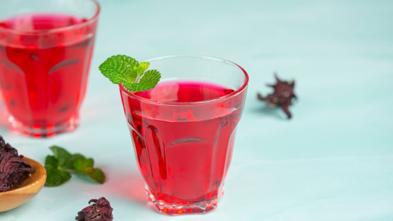 Hibiscusul: beneficii pentru tensiune și detoxifiere
