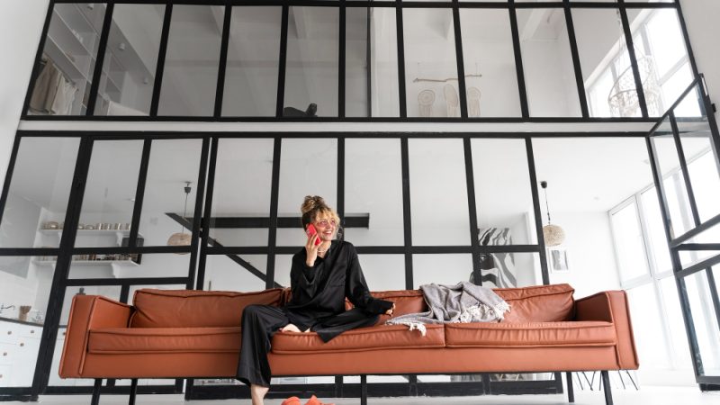 Livinguri moderne cu pereți vitraliu