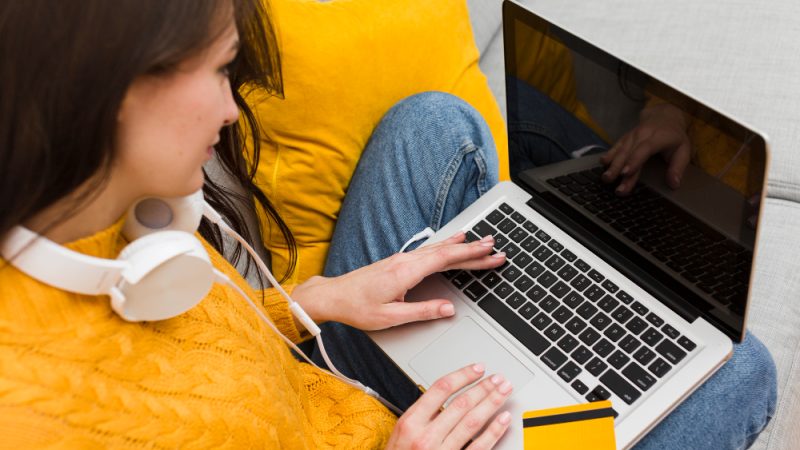 Cum îți alegi aplicațiile esențiale pe un laptop nou